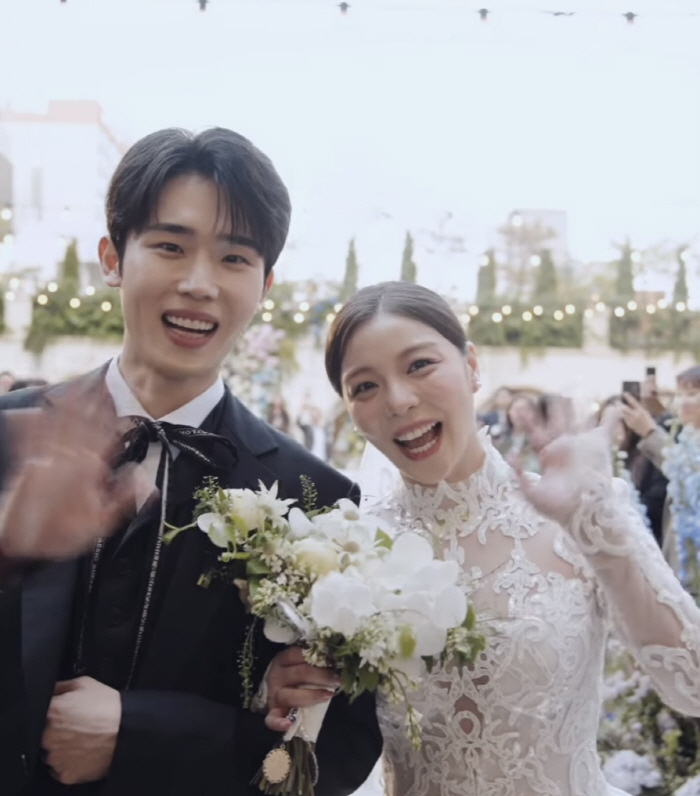 '최시훈♥' 에일리 결혼소감 "아낌없이 사랑하는 예쁜 부부 되겠다"[전문…