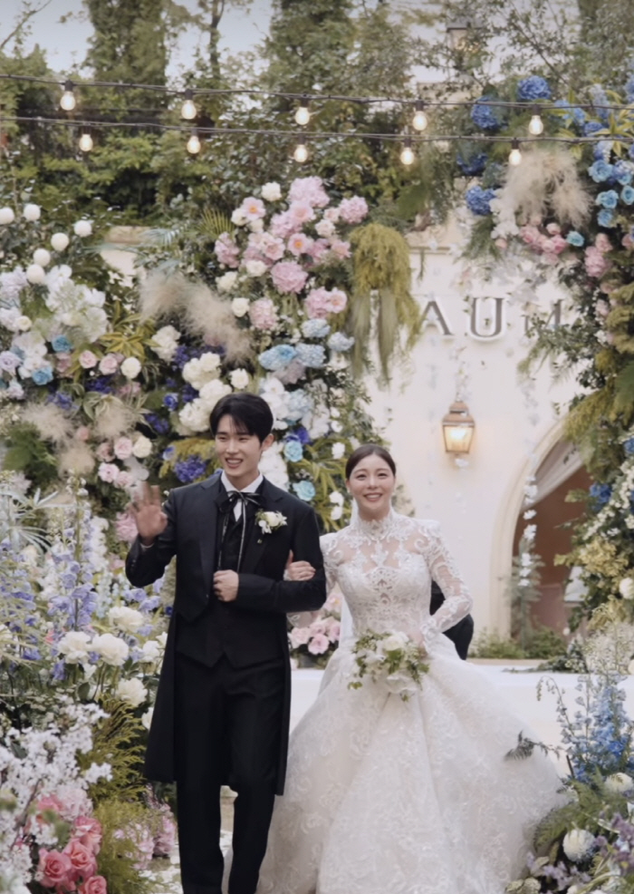 '최시훈♥' 에일리 결혼소감 "아낌없이 사랑하는 예쁜 부부 되겠다"[전문…