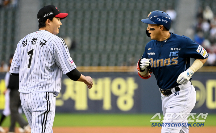 [포토] 손아섭 한마디에 미소짓는 임찬규