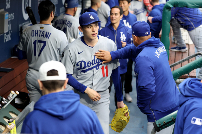 '쫄지마, MLB 별거 없어' 로버츠 LA 감독의 화통한 격려, '울보 …