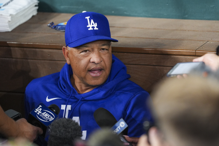 '쫄지마, MLB 별거 없어' 로버츠 LA 감독의 화통한 격려, '울보 …