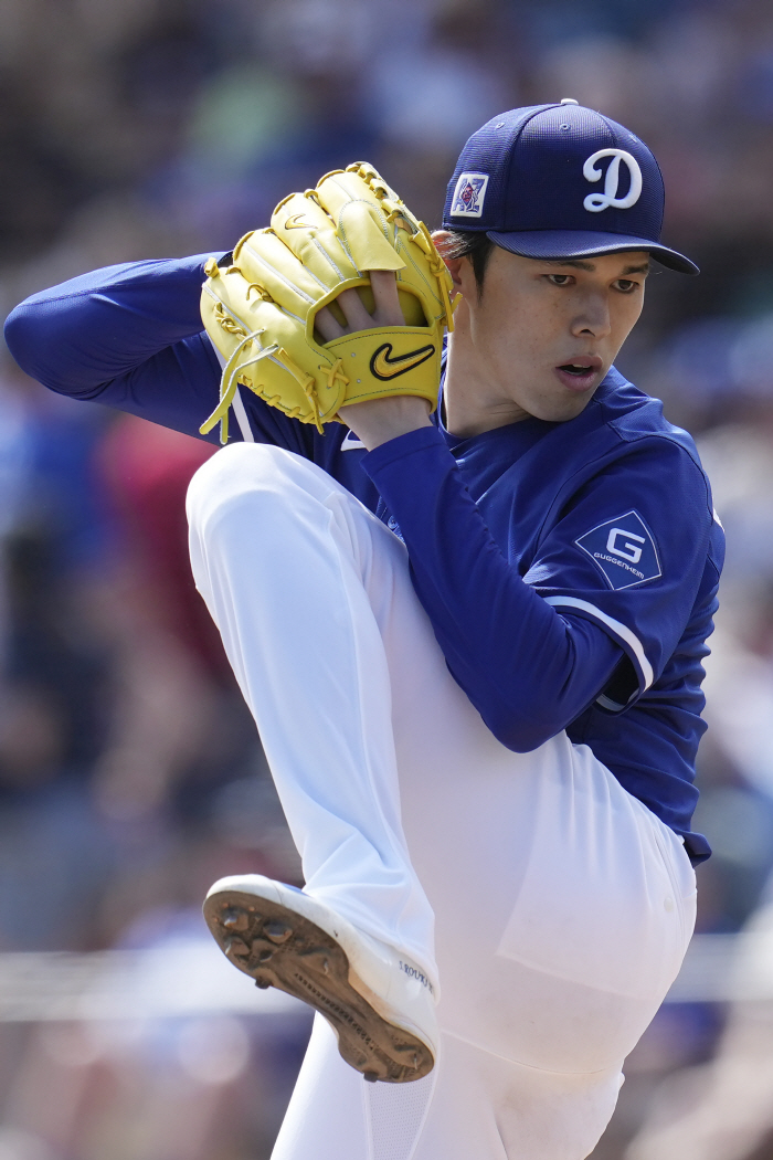 '쫄지마, MLB 별거 없어' 로버츠 LA 감독의 화통한 격려, '울보 …