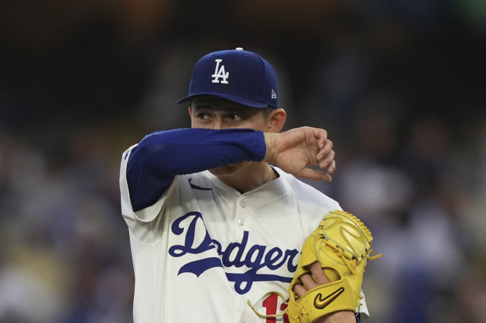 '쫄지마, MLB 별거 없어' 로버츠 LA 감독의 화통한 격려, '울보 …
