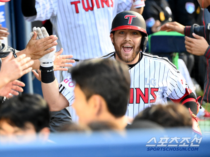 첫 외인 GG→첫 타점왕→이제 첫 홈런왕에 MVP까지... 매년 새 역사…