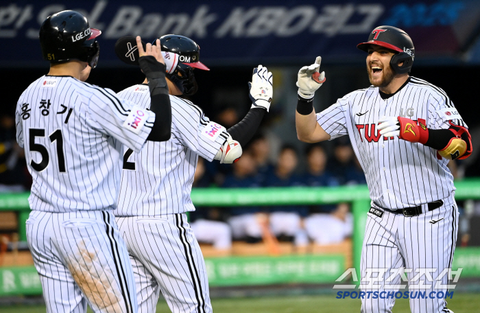 첫 외인 GG→첫 타점왕→이제 첫 홈런왕에 MVP까지... 매년 새 역사…