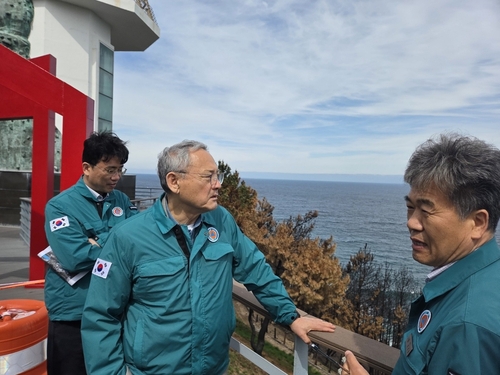 영덕·안동 찾은 유인촌 "산불피해 관광지 많이 찾아주셔야"(종합)