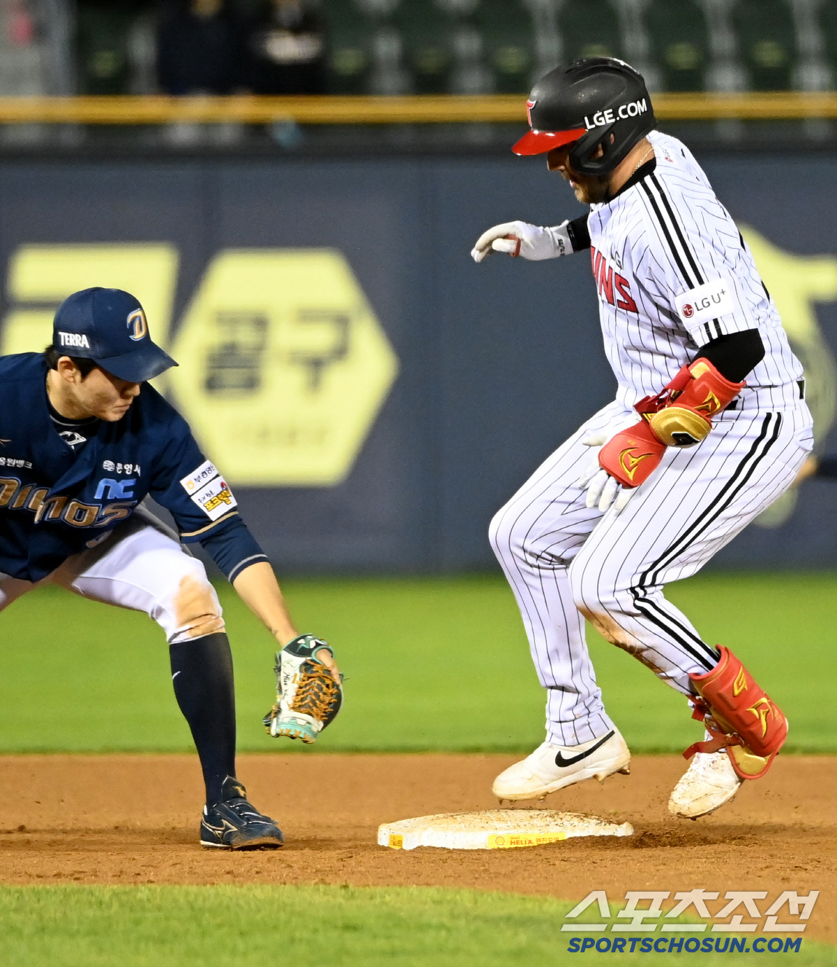 좌절한 박민우, 엄지 내린 오스틴...잠실 2루에서 무슨 일이?