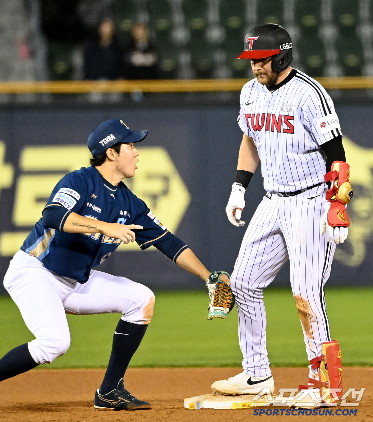 좌절한 박민우, 엄지 내린 오스틴...잠실 2루에서 무슨 일이?