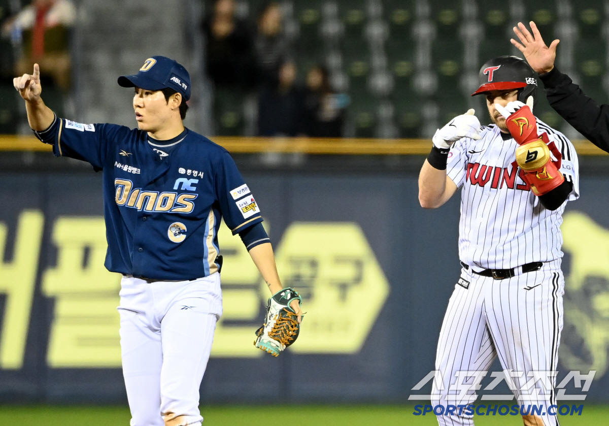 좌절한 박민우, 엄지 내린 오스틴...잠실 2루에서 무슨 일이?