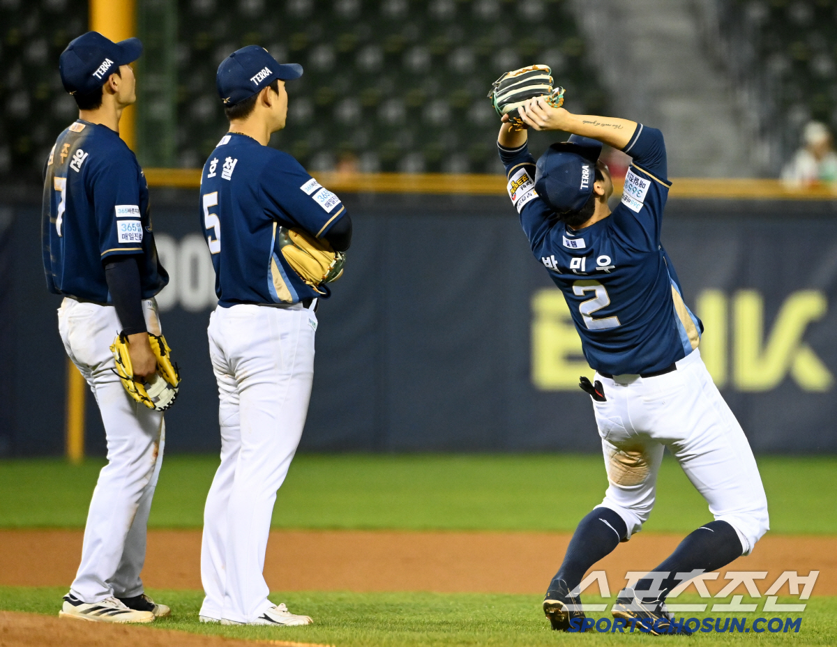 좌절한 박민우, 엄지 내린 오스틴...잠실 2루에서 무슨 일이?