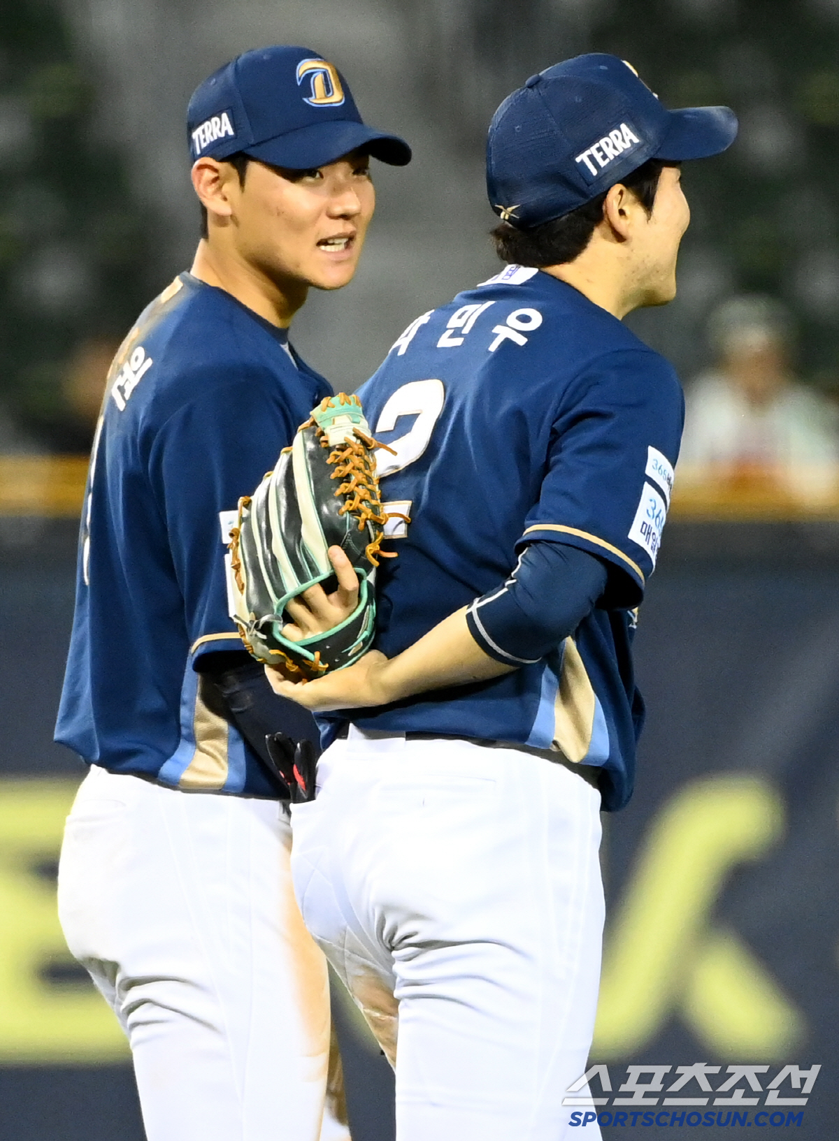 좌절한 박민우, 엄지 내린 오스틴...잠실 2루에서 무슨 일이?