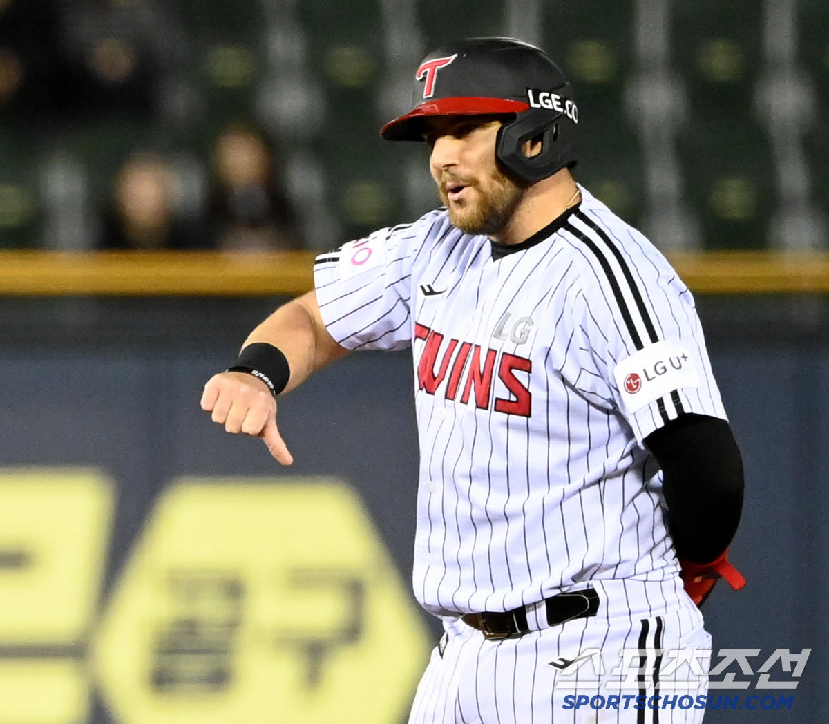 좌절한 박민우, 엄지 내린 오스틴...잠실 2루에서 무슨 일이?