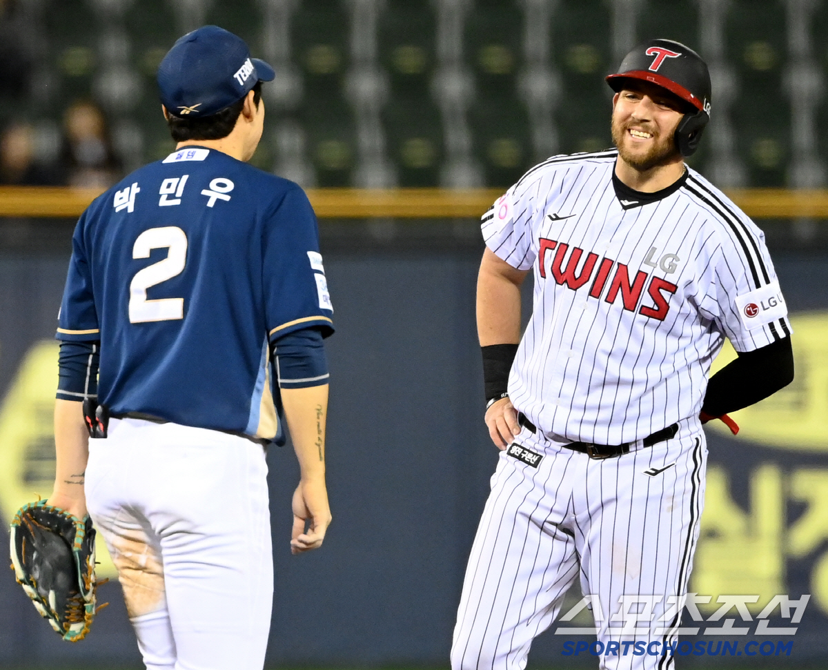 좌절한 박민우, 엄지 내린 오스틴...잠실 2루에서 무슨 일이?