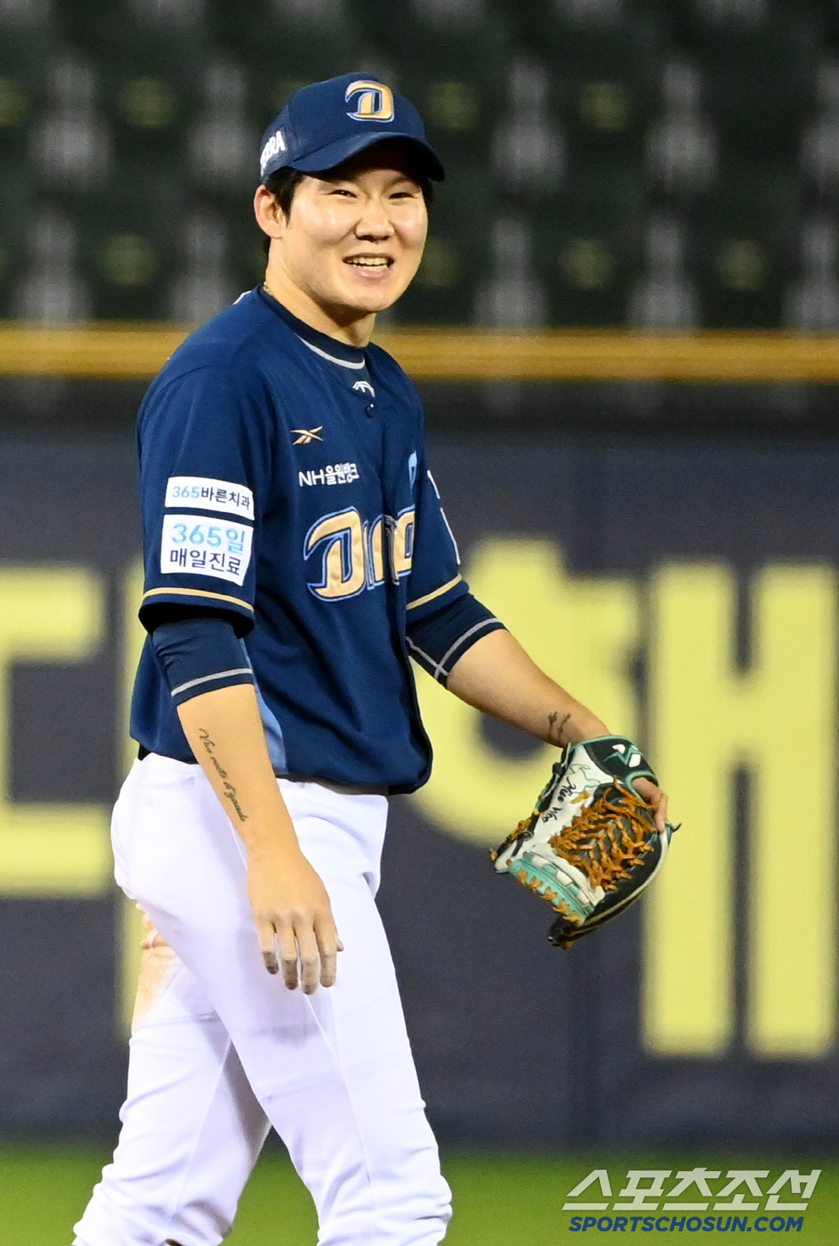 좌절한 박민우, 엄지 내린 오스틴...잠실 2루에서 무슨 일이?