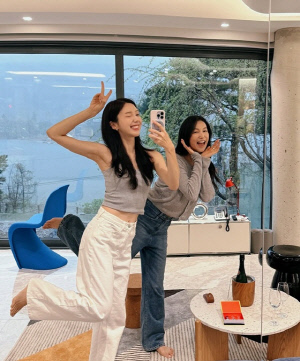 [SCin스타] “결혼해도 동생은 나랑” 김옥빈, 채서진과 다정한 리조트 데이트