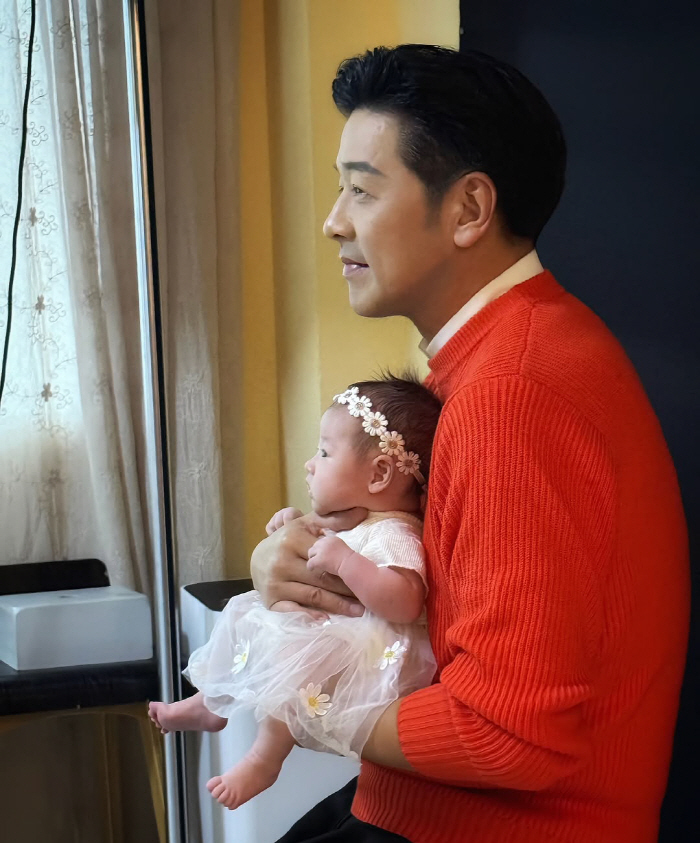 류시원, ♥19세 연하 아내+딸과 산책 "내 가족과 평온"