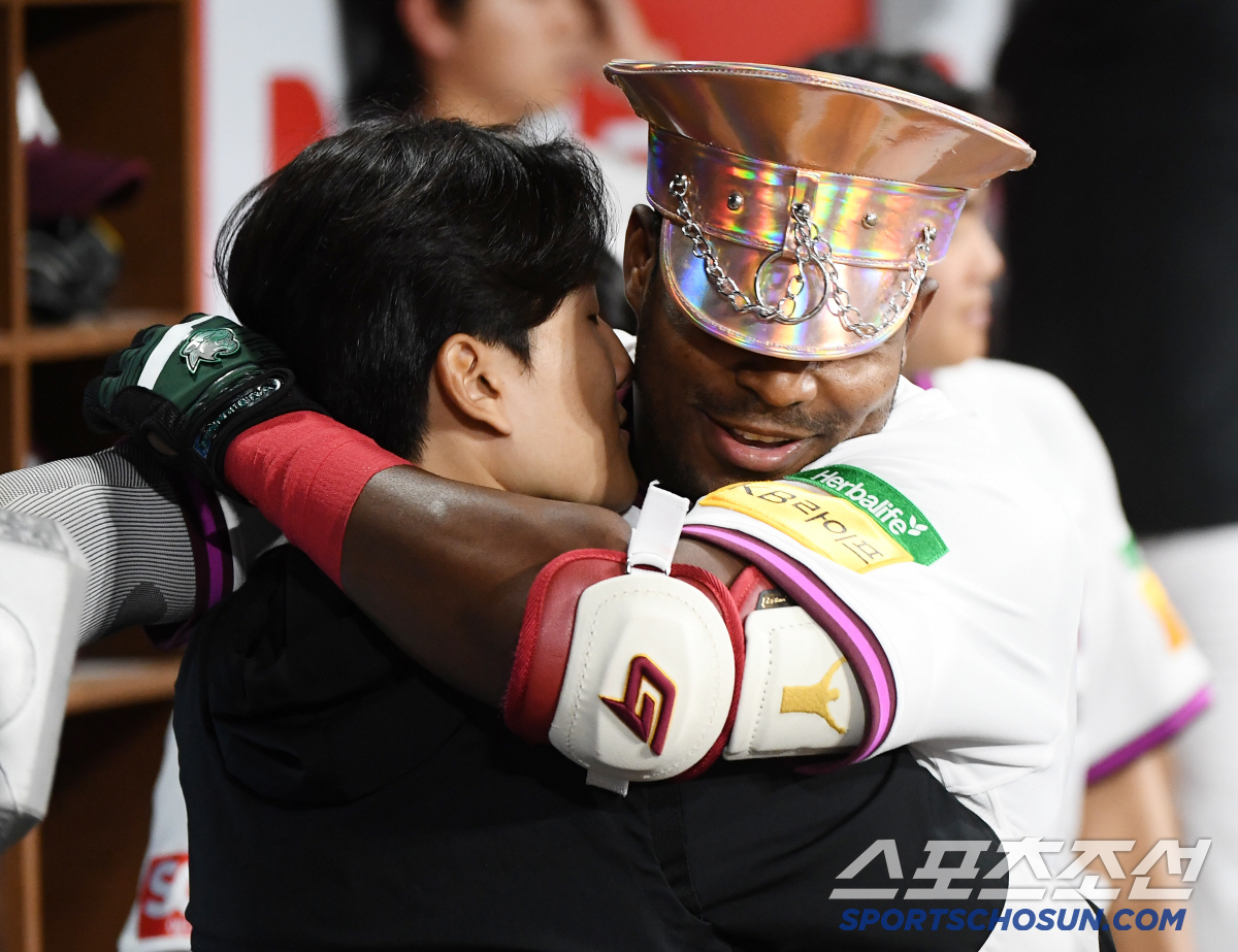 선풍기 삼진→태블릿 자아비판→투런포 폭발, 사령탑 믿음에 즉각 응답한 푸…