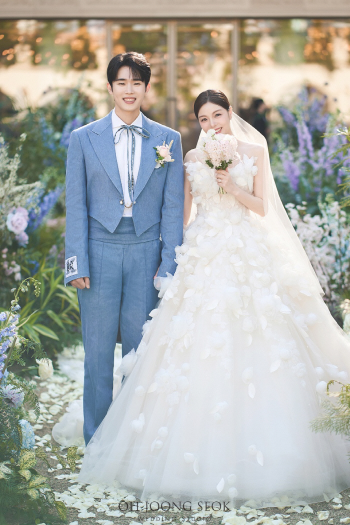 에일리♥최시훈, 동화 속 결혼식 같은 웨딩사진…"행복하게 살게요"