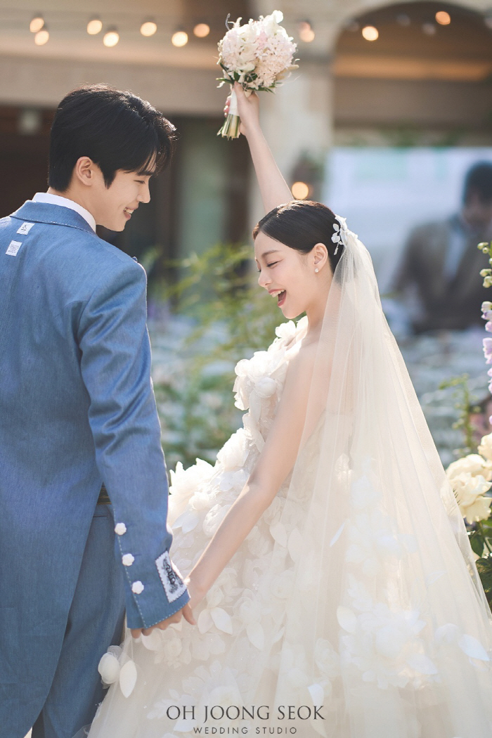 에일리♥최시훈, 동화 속 결혼식 같은 웨딩사진…"행복하게 살게요"