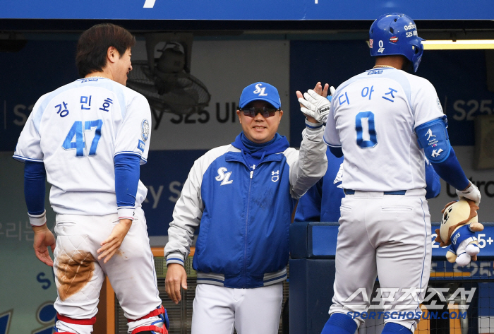 '미소 되찾은 디아즈' 이진영 코치 품에 안기다…삼성 분위기 반전 신호탄…