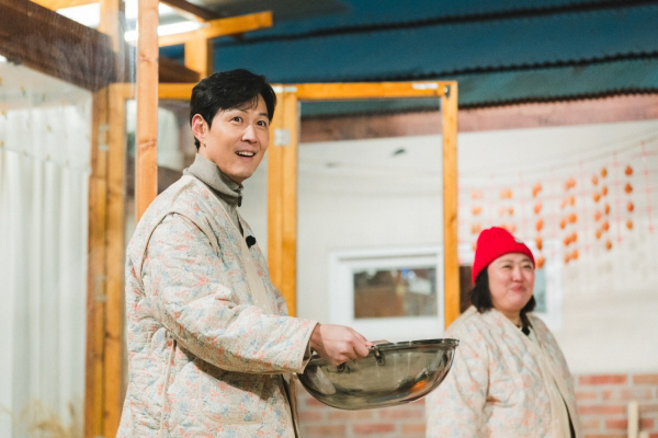이정재, 월드 스타의 현실...허리도 못 펴는 극한 노동 현장 ('언니네…