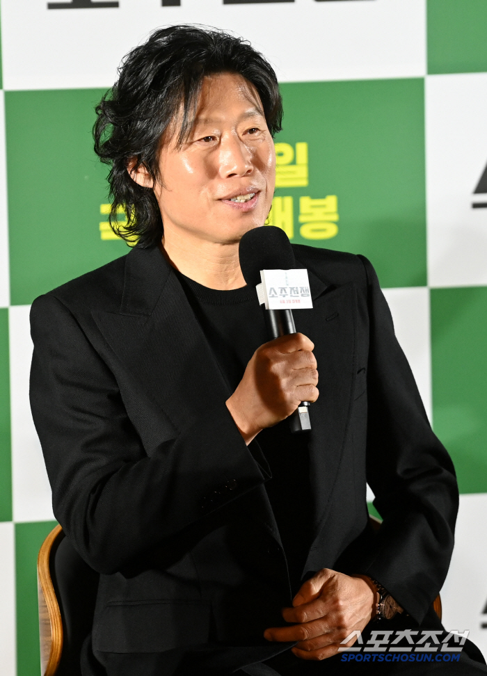 [포토] 유해진, '소주전쟁' 시나리오 술술 익혔어요