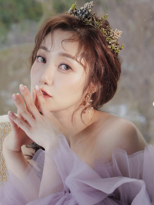 나인뮤지스 류세라, 우아한 결혼식 현장 공개…눈부신 웨딩드레스 자태