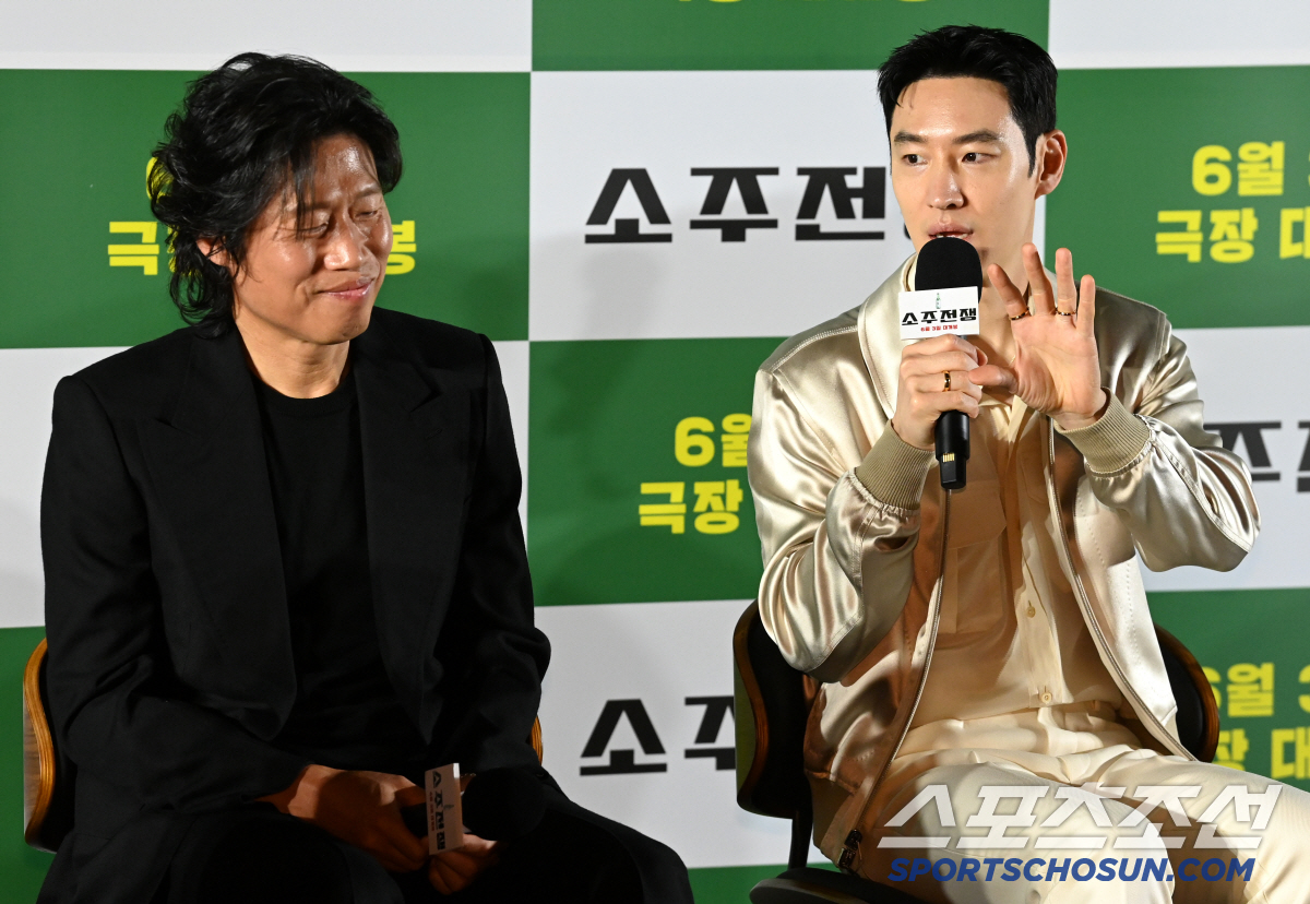 [포토] 이제훈, 유해진은 영화 그 자체