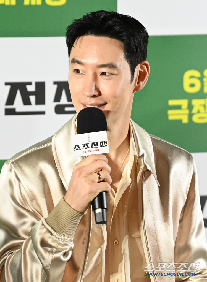 '소주전쟁' 이제훈 "싱크로율? 이질적으로 느껴지지 않아..일은 일 인생은 인생"