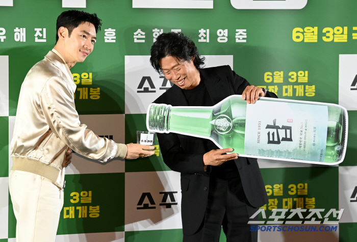 [포토] 유해진 따라주고 이제훈 받고