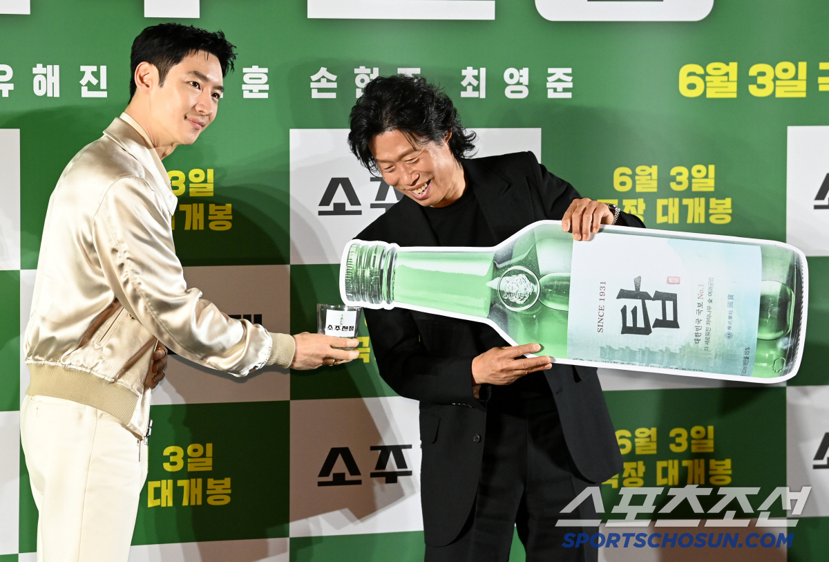 [포토] 유해진 따라주고 이제훈 받고
