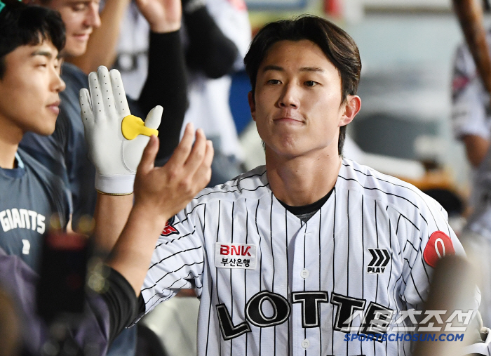 '리그 유일' 4할 복귀 → 손아섭 제치고 타격 1위… 어느덧 16G 연속 안타까지, 99년생 복덩이 여파 어디까지 갈까 [SC피플]