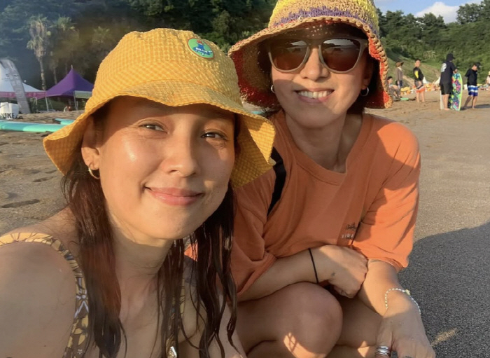 이효리, '예술가 집안'이었네…화가 친언니 전시 찾았다 "우리 언니 작품"