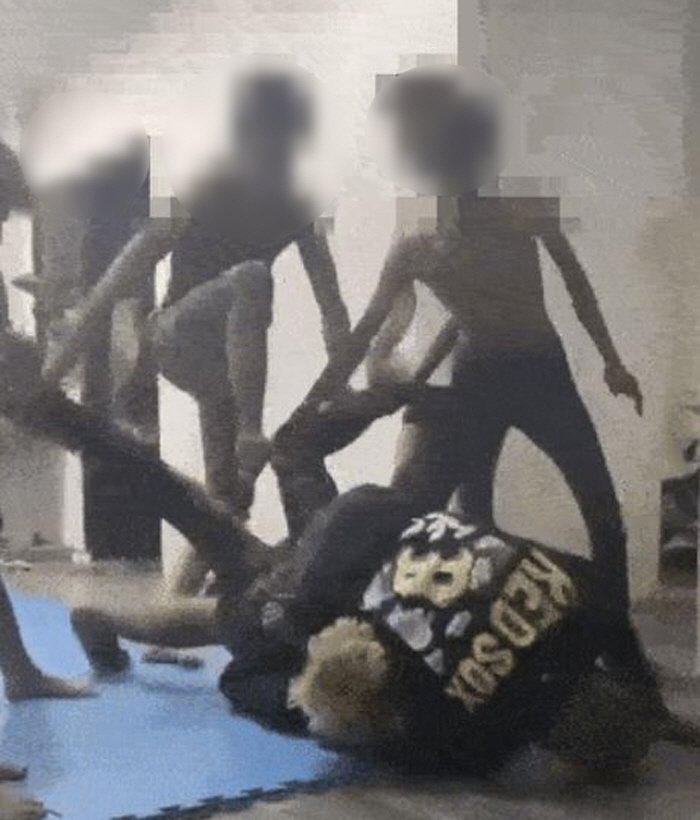 "오빠, 우리 집에 놀러 와"…집단 폭행 당하고 돈 빼앗겨