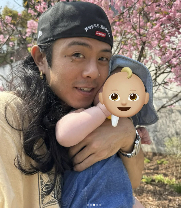 빈지노, 훌쩍 자란 아들 안고 꽃구경…세상 제일 행복한 '장발 아빠'