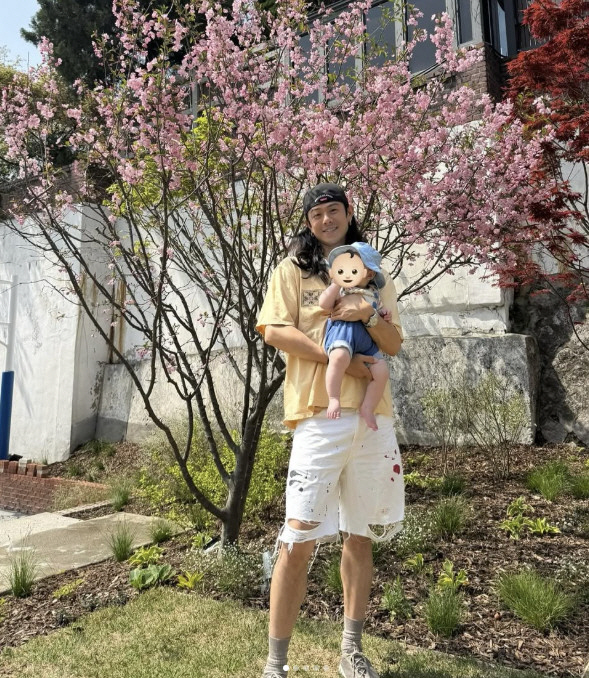 빈지노, 훌쩍 자란 아들 안고 꽃구경…세상 제일 행복한 '장발 아빠'