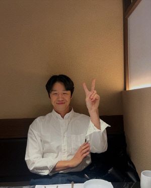[SCin스타]'빛도원' 정준원, 브이 포즈 사진 공개…훈훈 미소에 팬들 '심쿵'