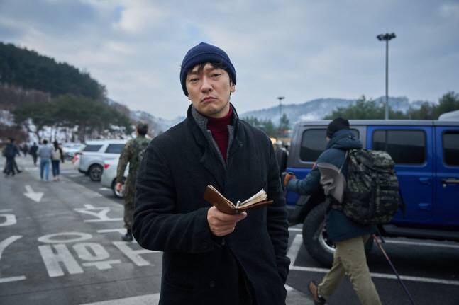손석구, '꼴통 형사'로 변신…디즈니+ '나인 퍼즐' 스틸만 봐도 압도적