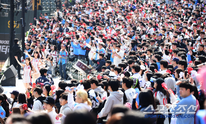 어린이날 황금연휴! 롯데, 암표+매크로 방지 위해 팔 걷어붙였다…예매 시스템 일시 조정