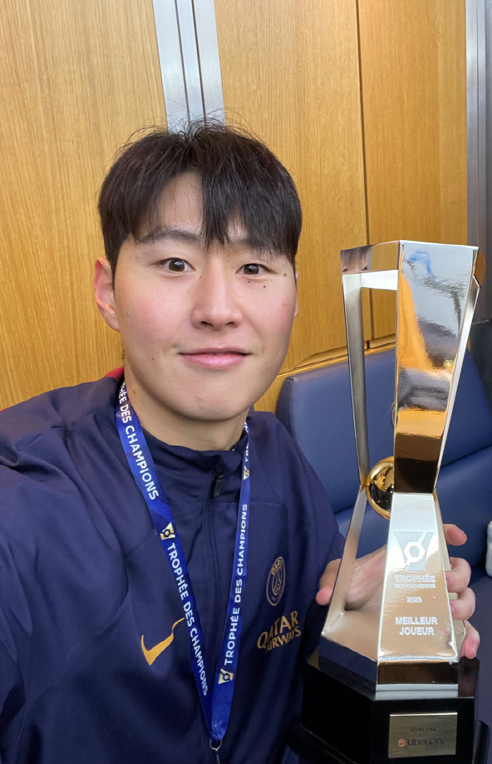 '우승 DNA' 이강인 미쳤다, 한국 축구 최초 역사쓸까...PSG와 트레블 도전 '변수는 바르사'