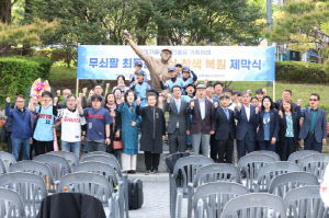 12년 비바람을 견딘 '무쇠팔 최동원 동상'...새 옷을 입었다