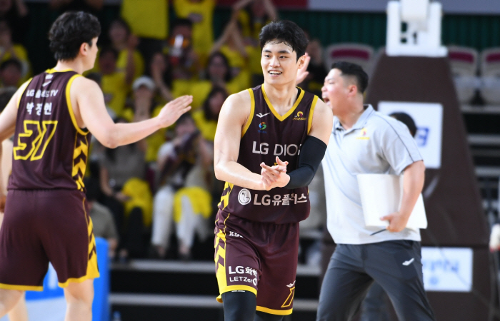[현장리뷰]'4501명의 함성'→'77.8％ 확률 잡았다!' 형이 동생 …