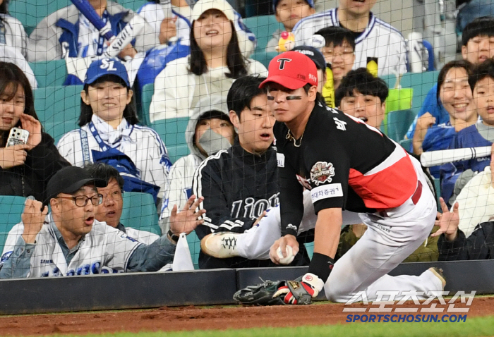 '질식 수비에 탄식→양손 뻗은 삼성 팬들'...KIA 유격수 박찬호 보호…
