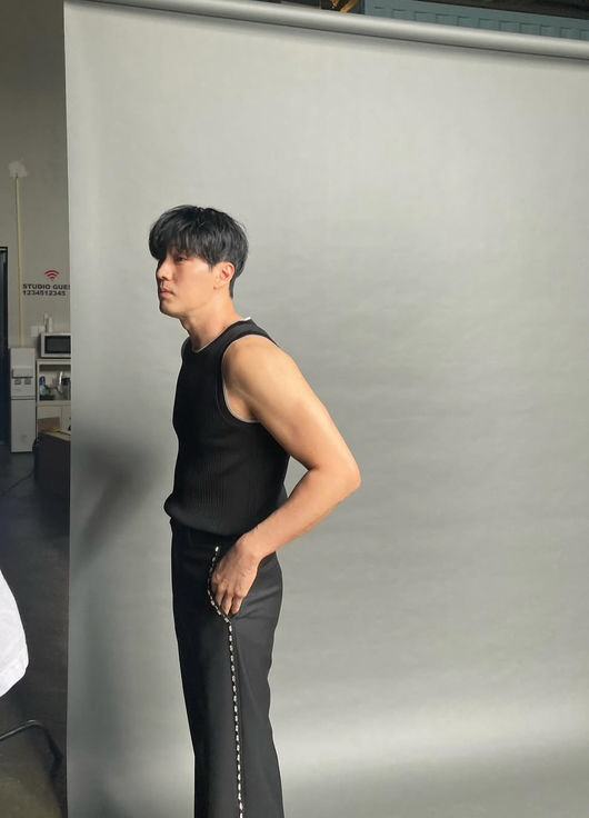 소지섭, 조은정도 반할 슬리브리스로 탄탄한 팔근육 공개…‘광장’ 복귀 전 화보 근황