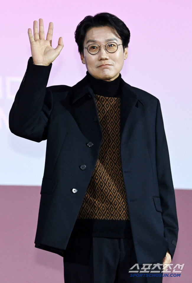 ‘오징어 게임’ 황동혁 감독, 美 고섬어워즈 공로상 수상…韓 감독 최초 쾌거