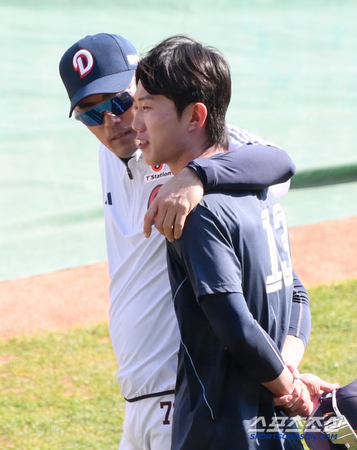 전준우 손에 끌려간 김민석, 이승엽 감독 찾아간 전민재...같은 듯 달랐…