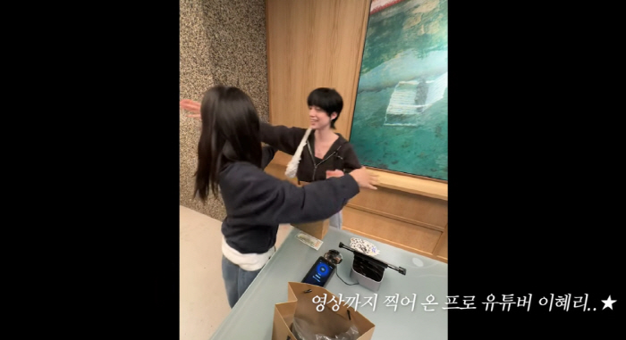 혜리, 美 옷가게 직원에 가방 선물.."나보다 잘 어울려서" ('혜리')