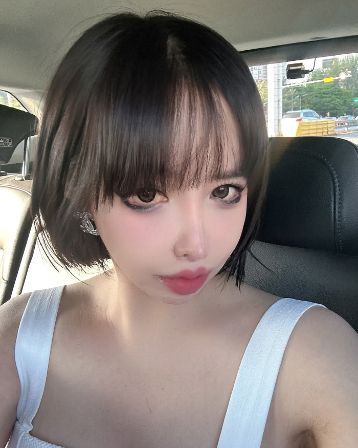 '필터 논란' 박봄, 똑 단발로 깜짝 변신...달라진 분위기