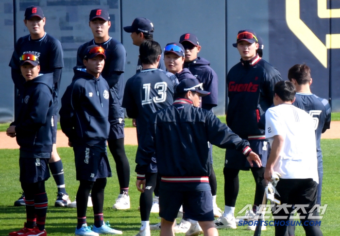 '좀 멋있지 않나?' 팀 떠난 후배 끌고가 모두에게 인사시킨 캡틴, 상남…