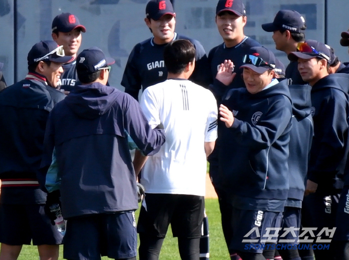 '좀 멋있지 않나?' 팀 떠난 후배 끌고가 모두에게 인사시킨 캡틴, 상남…